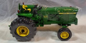ERTL John Deere 4000 Low Profile Tractor 116 Scale Two-Cylinder Club Limited Edition (No. 16371A)