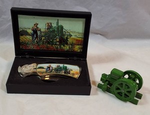 John Deere Folding Pocket Knife Gift Set w Display Case & Mini Hit & Miss Engine Collectible