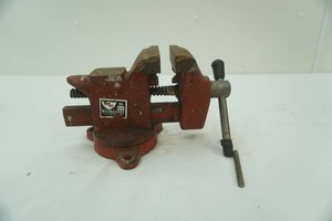 Milwaukee No. 644 Bench Vice 4