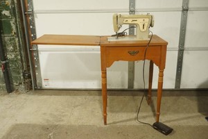Singer Fashion Mate sewing machine in cabinet