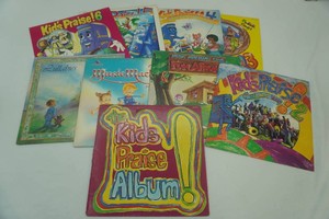 groupof childrens vinyl records including a number of Kids Praise albums