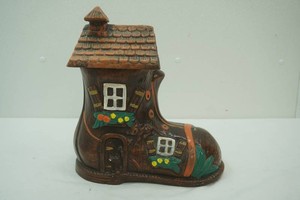 vintage Women in th shoe cookie jar