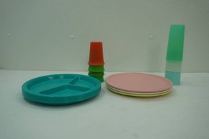 3 vintage Boontoon Ware plates, 7 Tupperware tumblers, 8 divided plastic plates