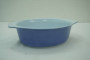 vintage Pyrex caserole no lid