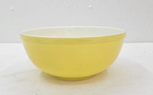 vintage Pyrex Yellow 4 quart bowl