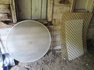 Round tempered glass patio table to...