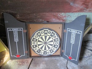 Knight of Arms Wall mount dart boar...