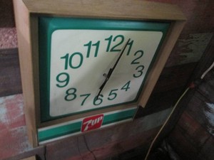 7up lighted wall clock does not li...