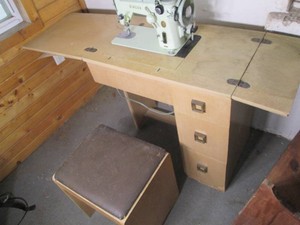 Vintage Singer sewing machine and s...