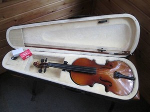 Vintage wood fiddle with hardside c...