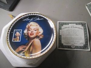 Marilyn Monroe collectible display ...