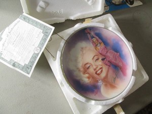 Marilyn Monroe collectible display ...