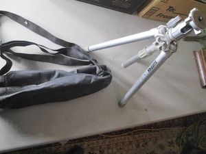 Sunpak adjustable tripod with trave...