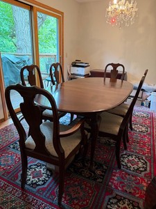 Queen Anne Style Cherry Finish Dining Table Set with Leaves & Chairs