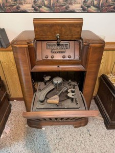 Vintage Console Radio Phonograph Record Player Cabinet 28x20x40