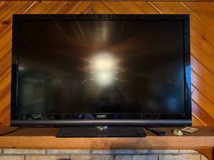 Vizio Flat Screen HDTV w Remote & Built-In Speaker Base