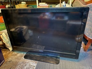 Magnavox 46MF440BF7 46in LCD Flat Screen HDTV on Stand