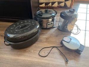 Hamilton Beach Juicer Cuisinart Waffle Maker Roaster Crock Pot Lot
