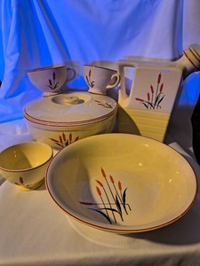 Vintage Universal 1940s Cattail Dinnerware