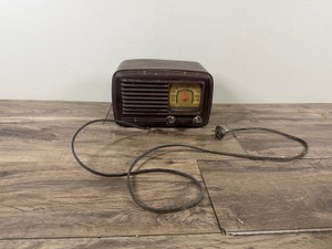 Vintage Motorola model 56X11 AM table radio from 1947, featuring a brown Bakelite cabinet, a yellowed square frequency dial, and a distinctive red pointer needle.