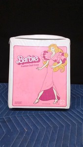 Vintage 1982 Mattel Barbie carry closet case