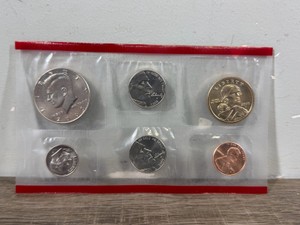 2005 D United States Mint uncirculated coin set - see description for more info