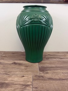 Vintage Anchor Hocking Cambridge floor vase, an Art Deco Revival piece originally produced during the 1980s