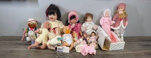 Lot of collectible Dolls - Mostly porcelain