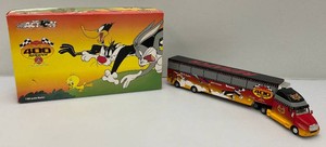 Collectible 2002 Looney Tunes Rematch  Limited Edition Total Run 3,888 RCCA 1 Of 996 164th Scale Die Cast Hauler