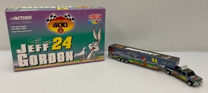 Collectible 2001 Jeff Gordon #24 DupontLooney Tunes Limited Edition 1 Of 3,000 164th Scale Die Cast Dually With Trailer