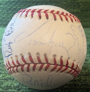 Minnesota Twins Autographed TEAM Baseball with Tom Kelly & signed Sweet Spot- Many Signatures w Brad Radke