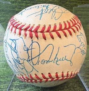 MINNESOTA TWINS TEAM BASEBALL SIGNED  TOM KELLY- SWEET SPOT WITH MANY MORE & DAVE WINFIELD