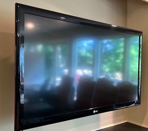 LG 52 Flat-Screen TV With Wall Mount & Remote