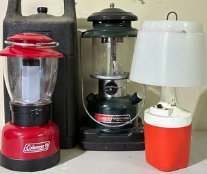 Coleman & Rayovac Lanterns, Case & Table Lamp Mixed Lot (Lot of 4)