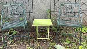 Vintage-Style Metal Patio Bistro Set - 2 Chairs & Table (3-Piece)