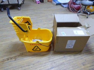 Amazon Basics Side Press Wringer Mop Bucket
