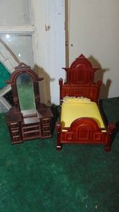 2 Pieces of Victorian Style Doll House Furniture