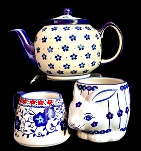 LR - Blue & White Ceramic Teapot, Creamer & Cat Mug Mixed Lot