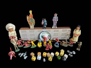 LR - Vintage Mixed Figurines, Cribbage Board, Games & Miniatures