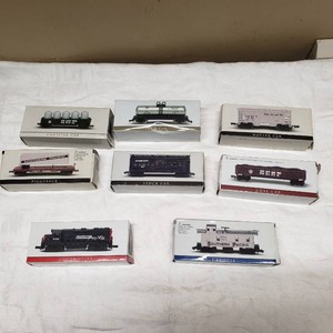 Southern Pacific Model Train Lot including Locomotive, Caboose, and Various Cars