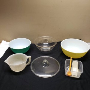 Pyrex Vintage Mixing Bowls and Measuring Cups