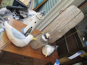 Seagulls, Puffin, wood stump and Li...
