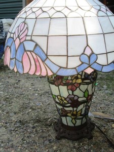 Floral stained glass table lamp wit...