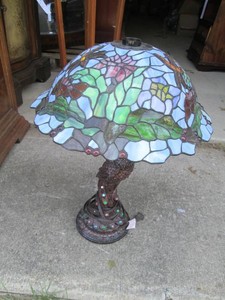 Peacock themed table lamp with Tiff...