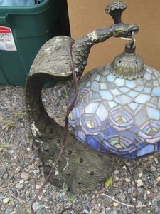 Peacock shaped table lamp with Tiff...