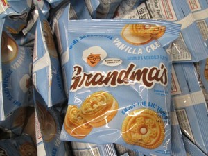 60 1.12 Oz Grandmas vanilla creme cookie sandwich packs
