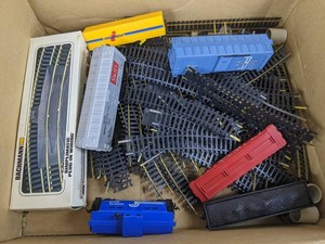 HO Scale Train Cars, 6 Total & Tracks