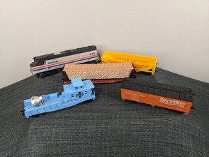 HO Scale Train Cars Amtrak, Union Pacific, Southern Railway, Wilson Car Lines, and Santa Fe
