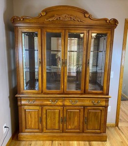 Traditional Oak 60 China Cabinet with Glass Display & Lighted Top