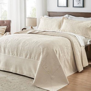 Qucover Oversized King Quilt Bedspread 132x 120, Extra Wide Alaska King Quilt, 3 Piece Soft Microfiber Lightweight Super King Quilts Set, Vintage Persian Pattern, with Pillow Shams, Beige